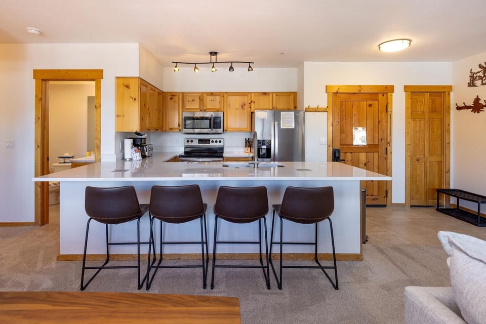 Condo, 3 Bedrooms | Private kitchen | Full-size fridge, microwave, oven, stovetop