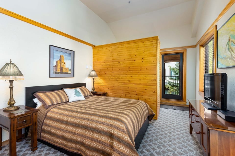 Condo, 2 Bedrooms | 2 bedrooms, laptop workspace, free WiFi