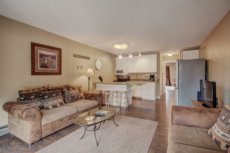 Condo, 1 Bedroom | Living room | TV, fireplace