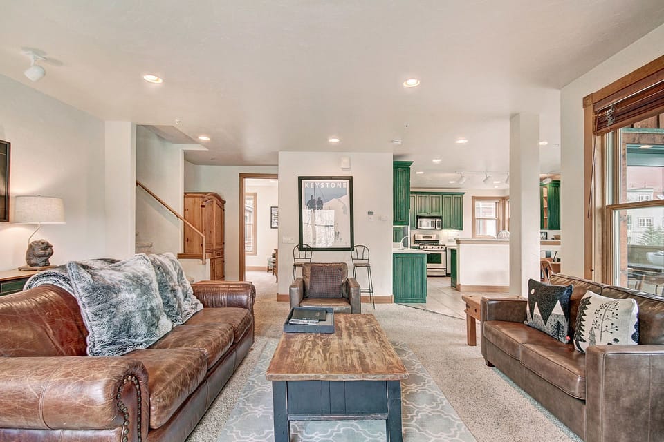 Condo, Multiple Bedrooms | Living area | Flat-screen TV, fireplace