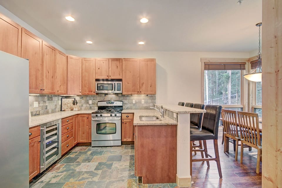 Townhome, 4 Bedrooms | Private kitchen | Full-size fridge, microwave, oven, stovetop