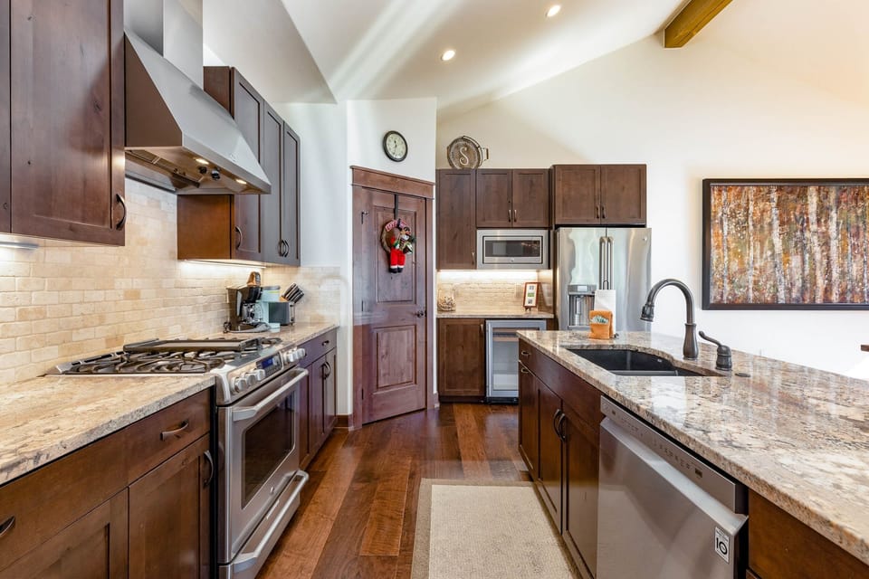 Townhome, 3 Bedrooms | Private kitchen | Full-size fridge, microwave, oven, stovetop