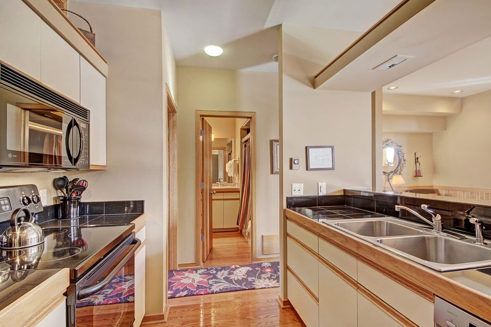 Townhome, 3 Bedrooms | Private kitchen | Full-size fridge, microwave, oven, stovetop