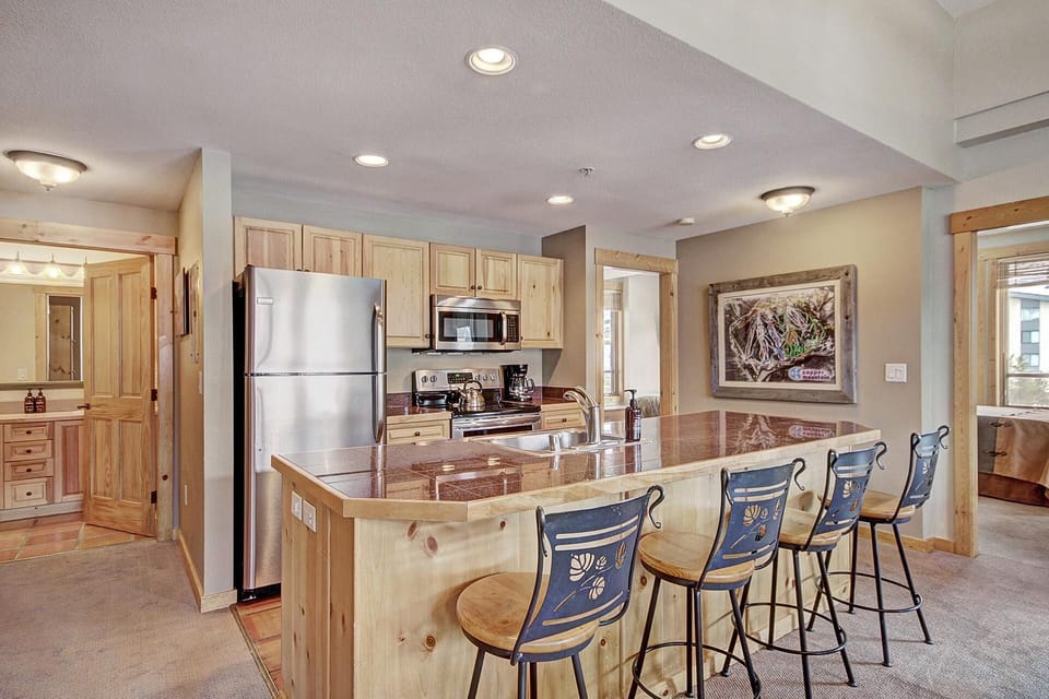 Condo, 3 Bedrooms | Private kitchen | Full-size fridge, microwave, oven, stovetop