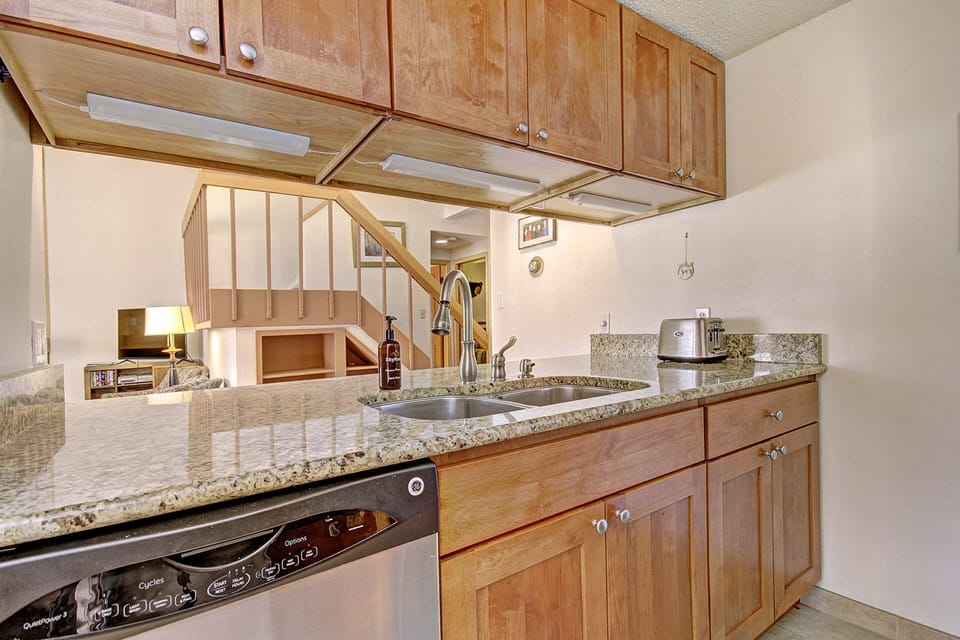 Condo, 3 Bedrooms | Private kitchen | Full-size fridge, microwave, oven, stovetop