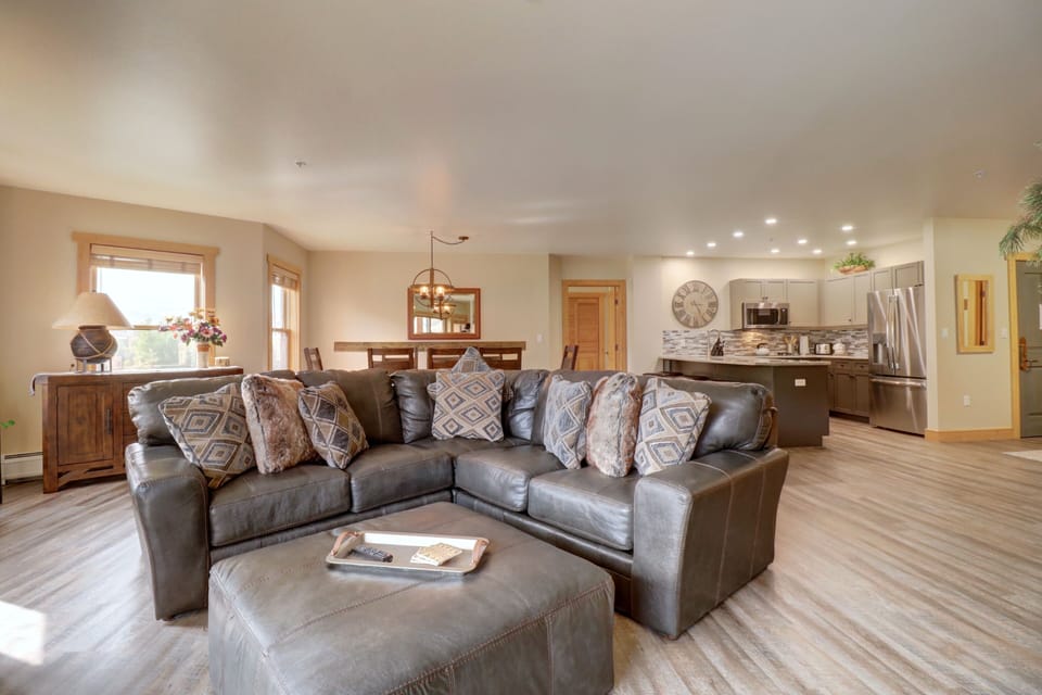 Condo, 3 Bedrooms | Living room | TV, DVD player