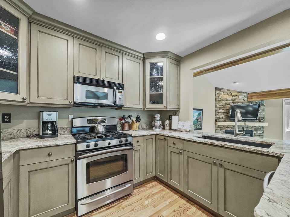 Townhome, 3 Bedrooms | Private kitchen | Full-size fridge, microwave, oven, stovetop