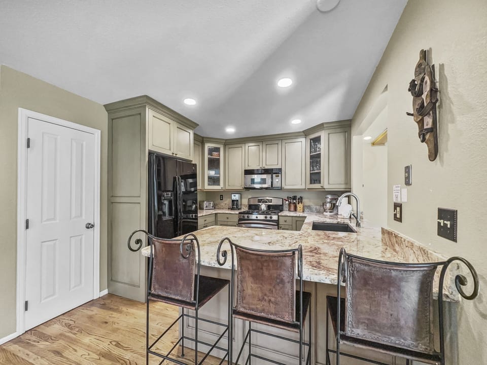 Townhome, 3 Bedrooms | Private kitchen | Full-size fridge, microwave, oven, stovetop