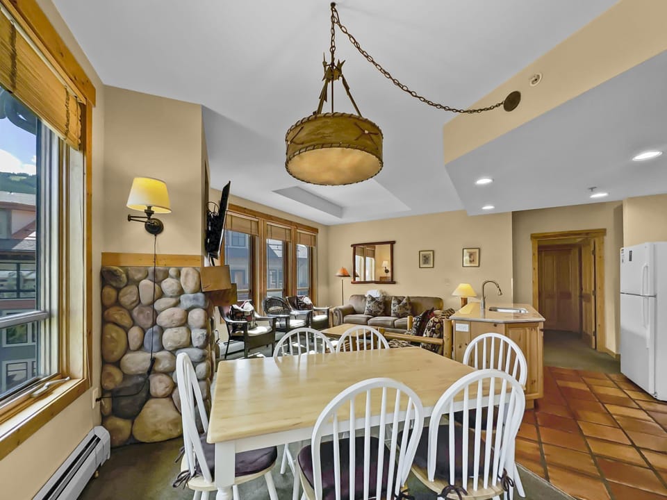 Condo, 2 Bedrooms | Dining