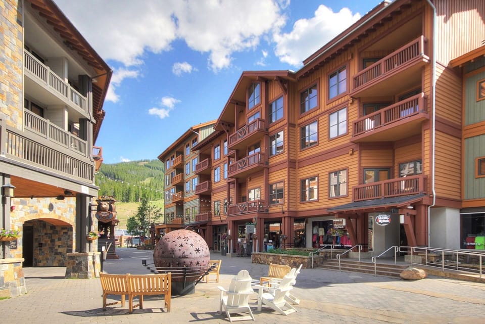 Condo, 2 Bedrooms | Property grounds