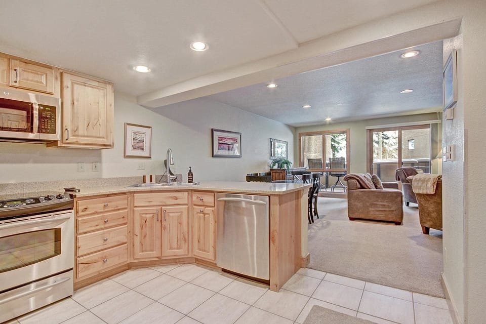 Studio | Private kitchen | Full-size fridge, microwave, oven, stovetop
