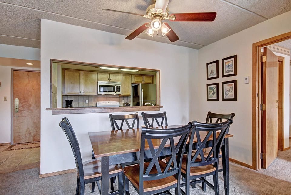Condo, 1 Bedroom | In-room dining