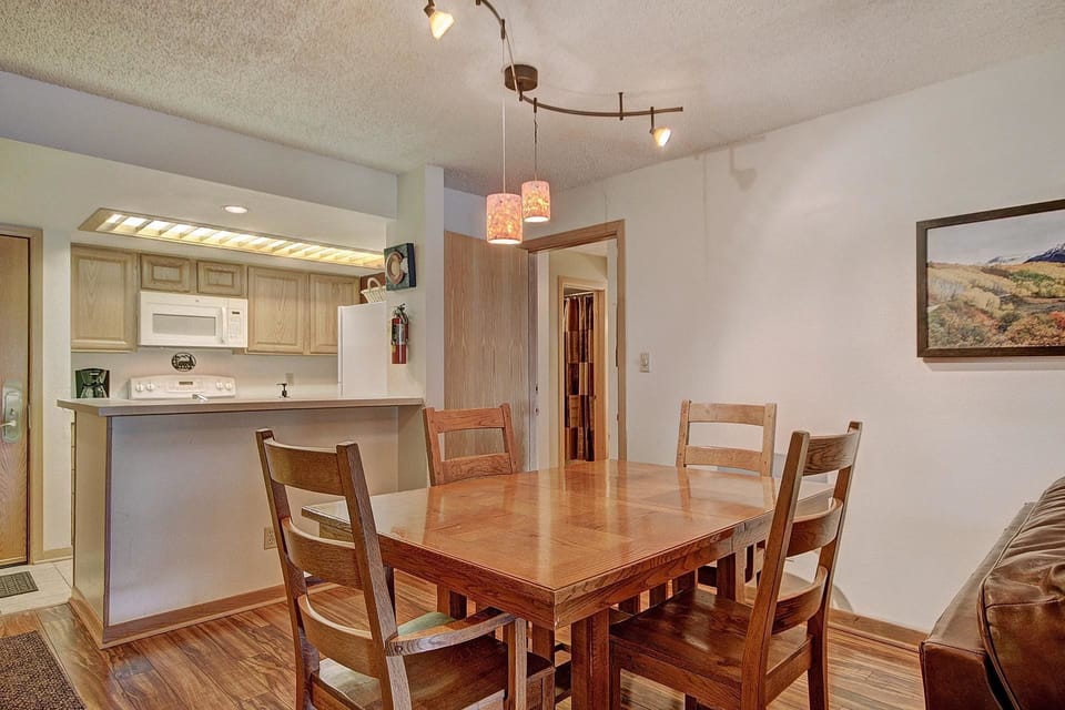 Condo, 1 Bedroom | In-room dining
