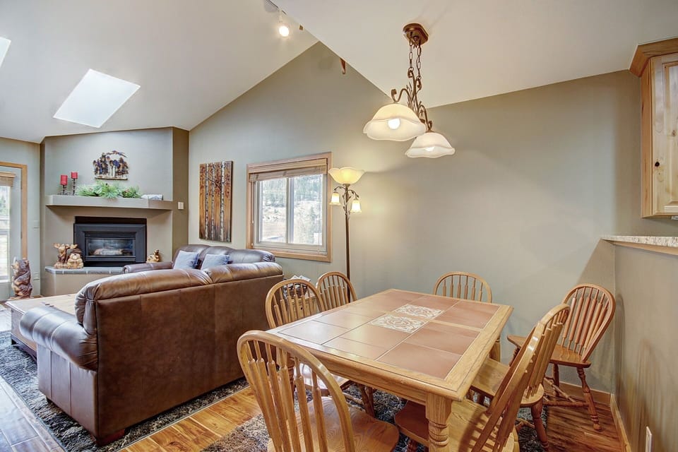 Condo, 2 Bedrooms | Dining