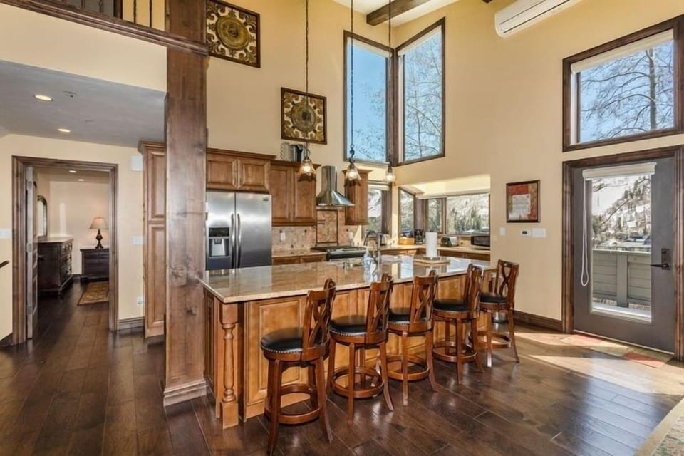 House, 5 Bedrooms | Private kitchen | Fridge, oven, coffee/tea maker, toaster