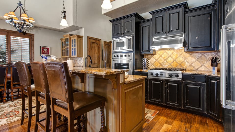 House, 4 Bedrooms | Private kitchen | Full-size fridge, microwave, oven, stovetop