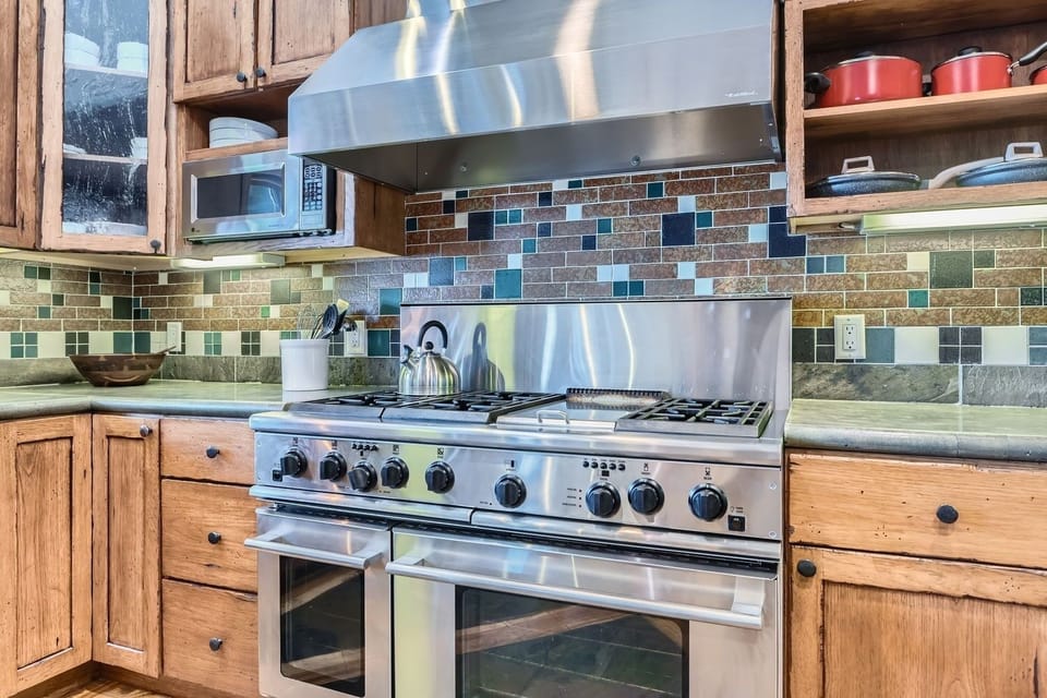 House, 3 Bedrooms | Private kitchen | Full-size fridge, microwave, oven, stovetop