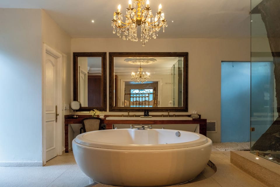 Suite Collete | Bathroom | Separate tub and shower, hydromassage showerhead, designer toiletries