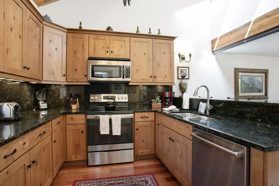 Townhome, 3 Bedrooms | Private kitchen | Fridge, microwave, oven, dishwasher