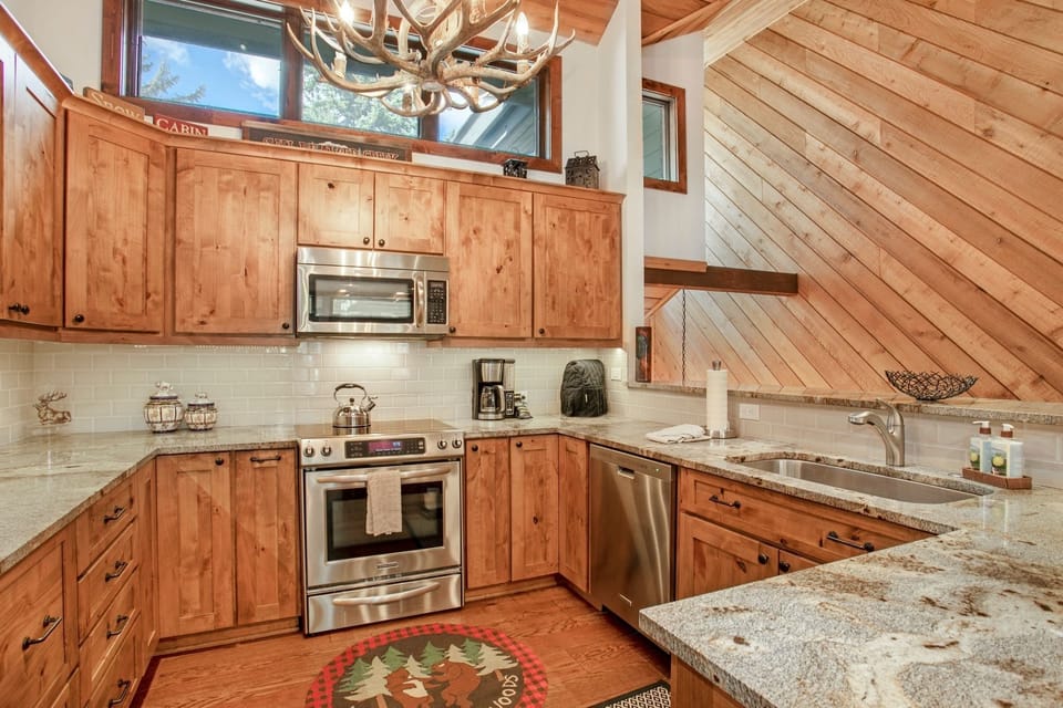 Townhome, 3 Bedrooms | Private kitchen | Full-size fridge, microwave, oven, stovetop