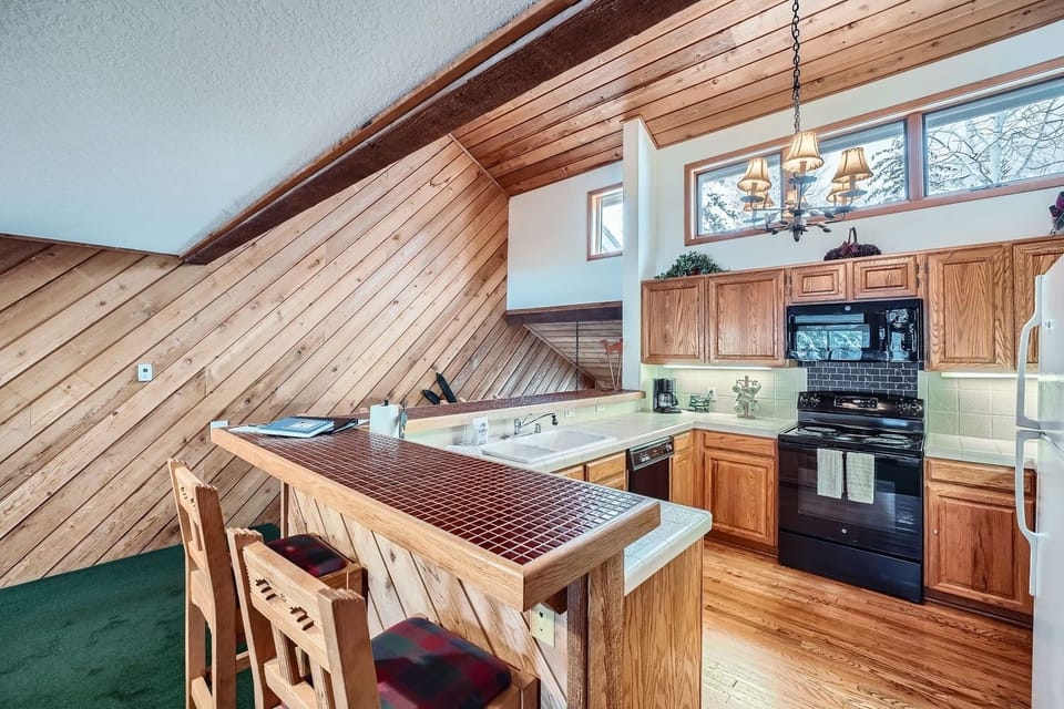 Townhome, 3 Bedrooms | Private kitchen | Fridge, microwave, oven, dishwasher