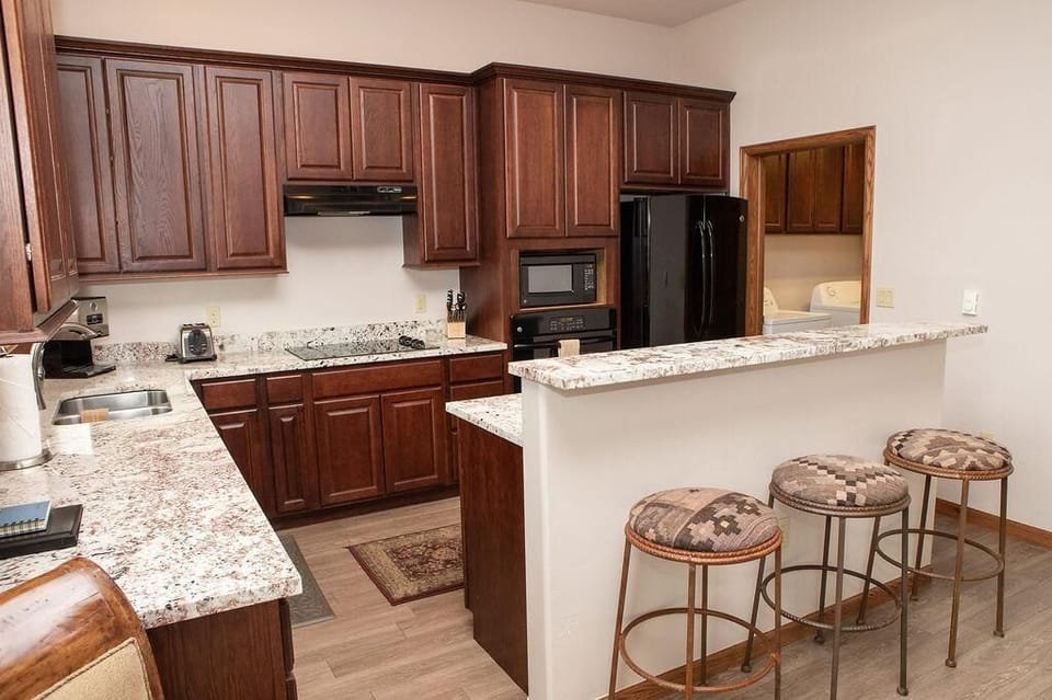 Townhome, 4 Bedrooms | Private kitchen | Full-size fridge, microwave, oven, stovetop