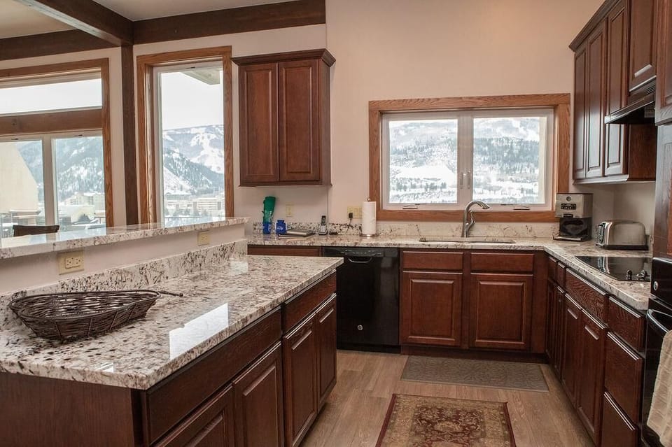 Townhome, 4 Bedrooms | Private kitchen | Full-size fridge, microwave, oven, stovetop