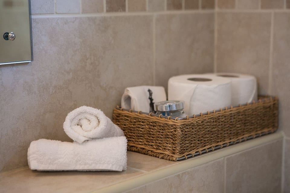 Family Room (Room 8) | Bathroom amenities | Free toiletries, towels, shampoo