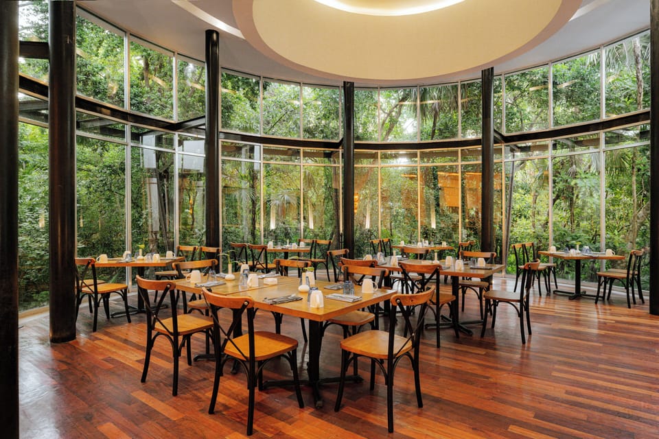 14 restaurants; breakfast, lunch, and dinner served