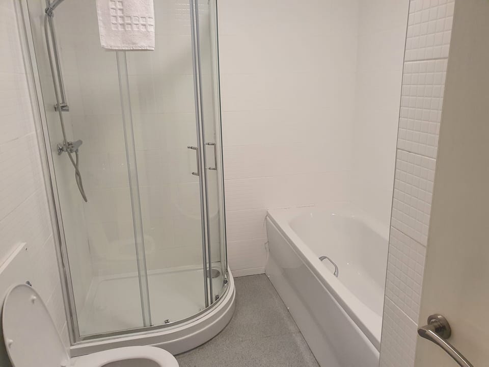 Family Room | Bathroom | Shower, towels