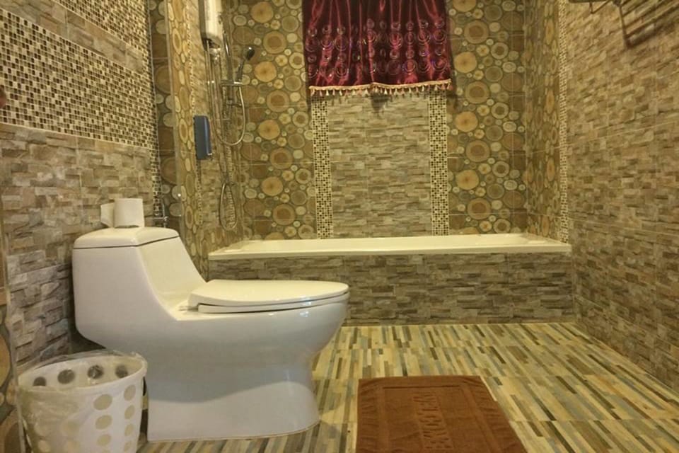 Standard Double Room | Bathroom | Shower, free toiletries, towels