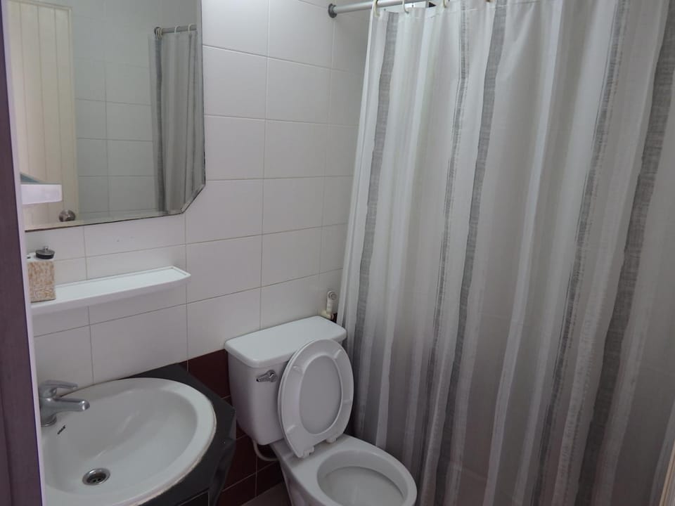 Shower, free toiletries, slippers, bidet