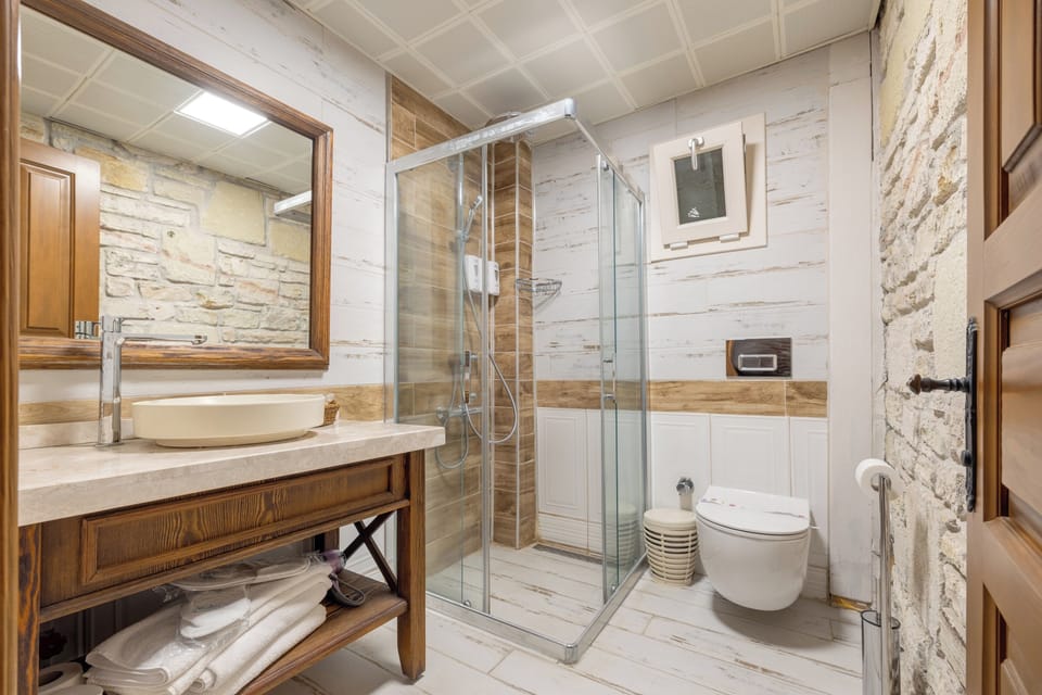 Standard Double Room, Sea View | Bathroom | Shower, free toiletries, hair dryer, slippers