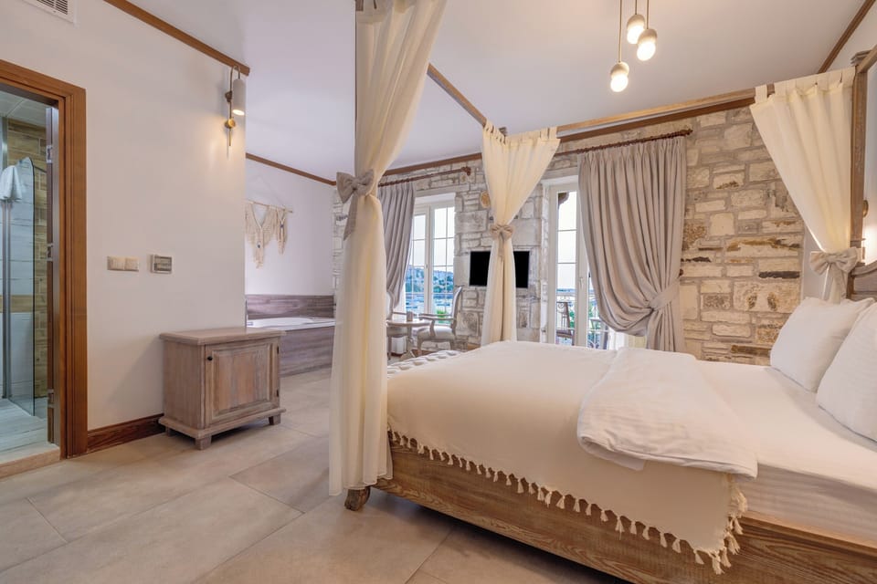 Suite, Jetted Tub, Sea View | Minibar, desk, soundproofing, free WiFi