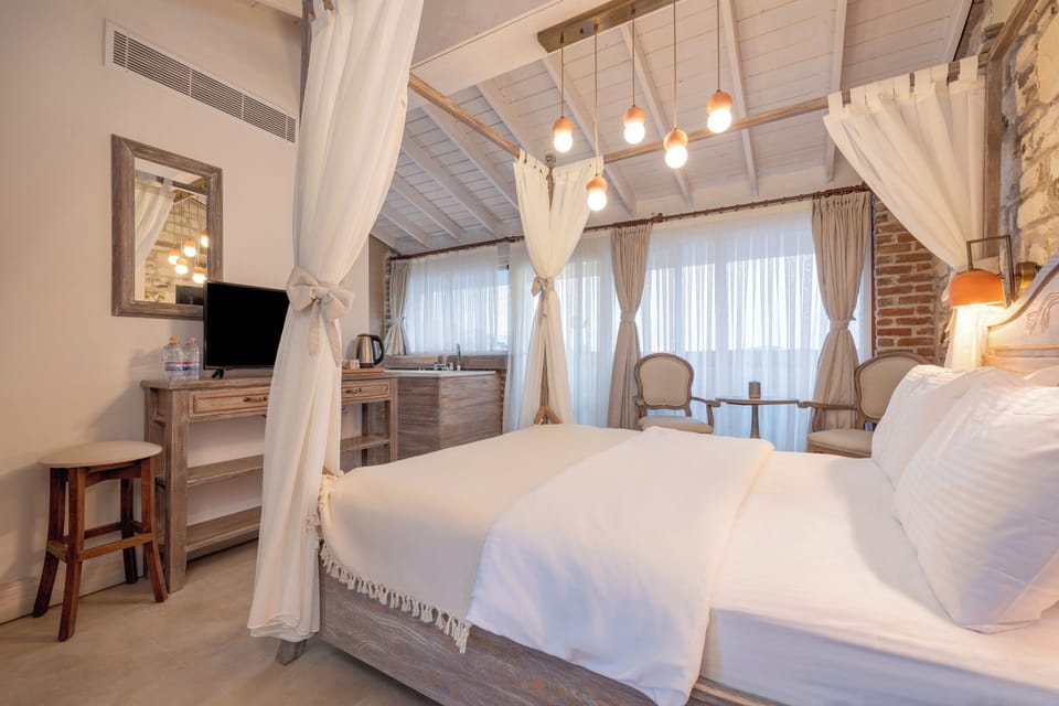 DENIZ MANZARALI CATI KATI JAKUZILI ODA | Minibar, desk, soundproofing, free WiFi