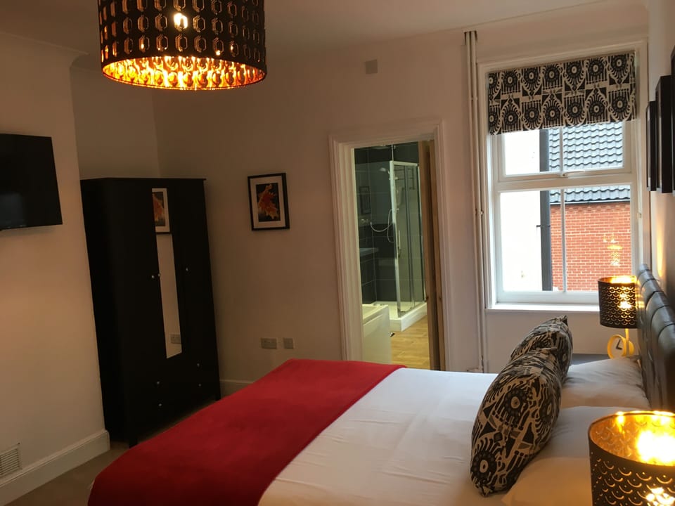 Double or Twin Room (Superior King) | Blackout drapes, iron/ironing board, free WiFi, bed sheets
