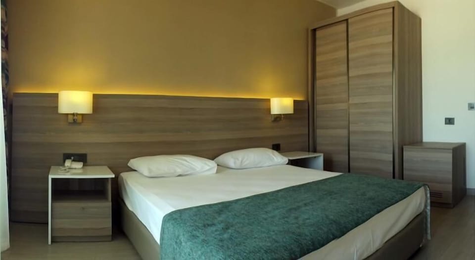 Minibar, in-room safe, desk, cribs (free)