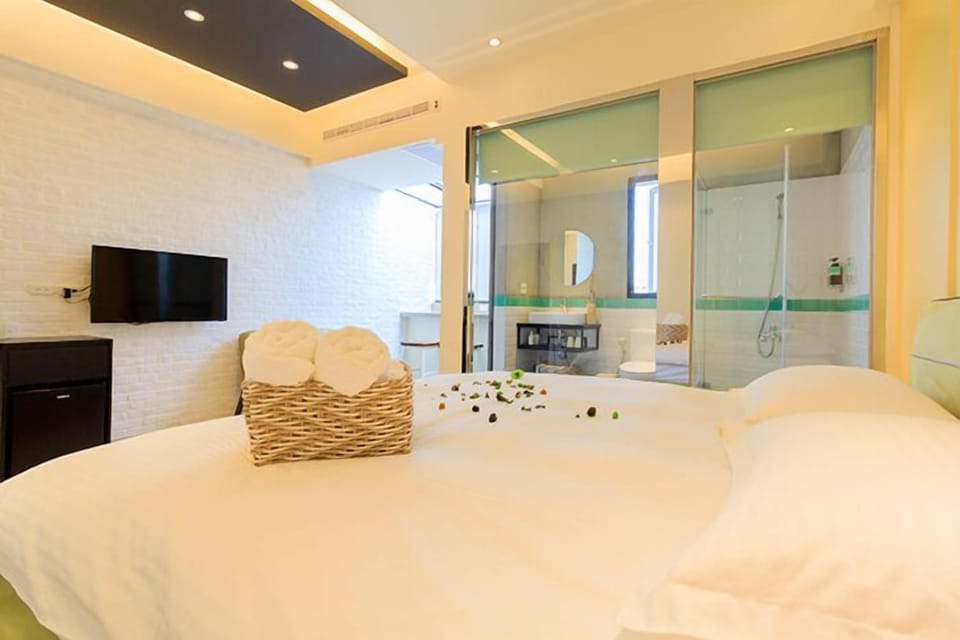 Deluxe Double Room | Bathroom shower