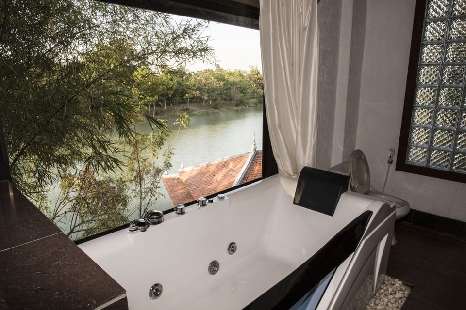 Jetted tub