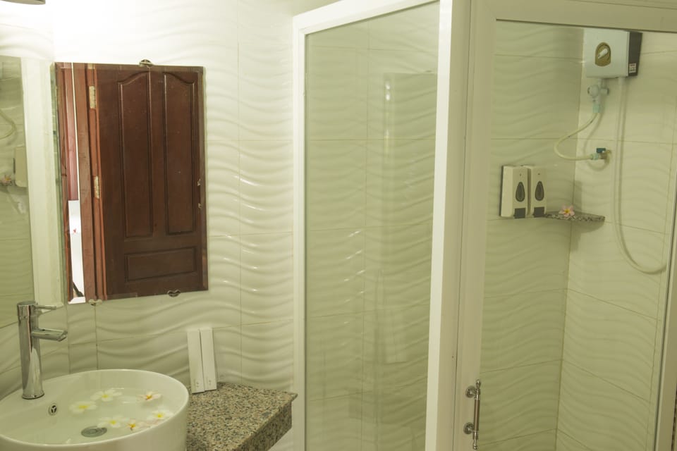 Shower, free toiletries, towels
