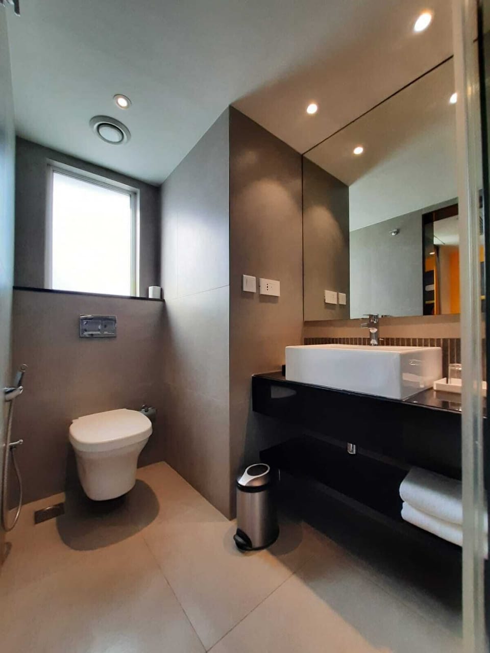 Deluxe Double Room | Bathroom | Shower, free toiletries, hair dryer, towels