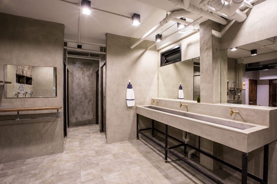 Shower, rainfall showerhead, free toiletries, hair dryer