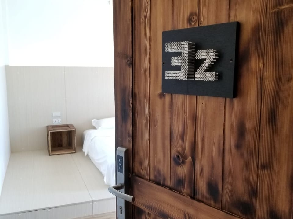 Private King Size Bed Shared Bathroom | Free WiFi, bed sheets