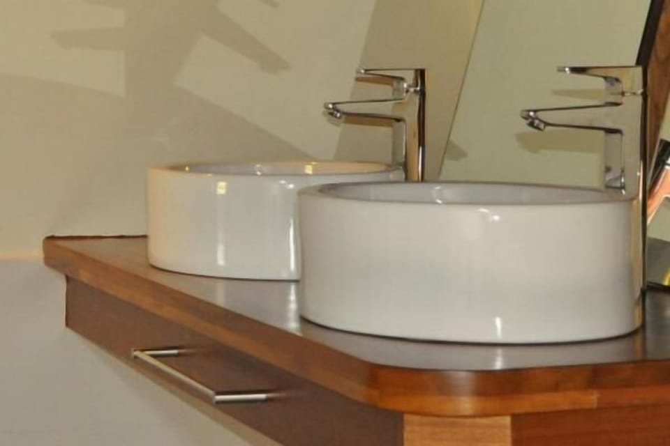 Bathroom sink