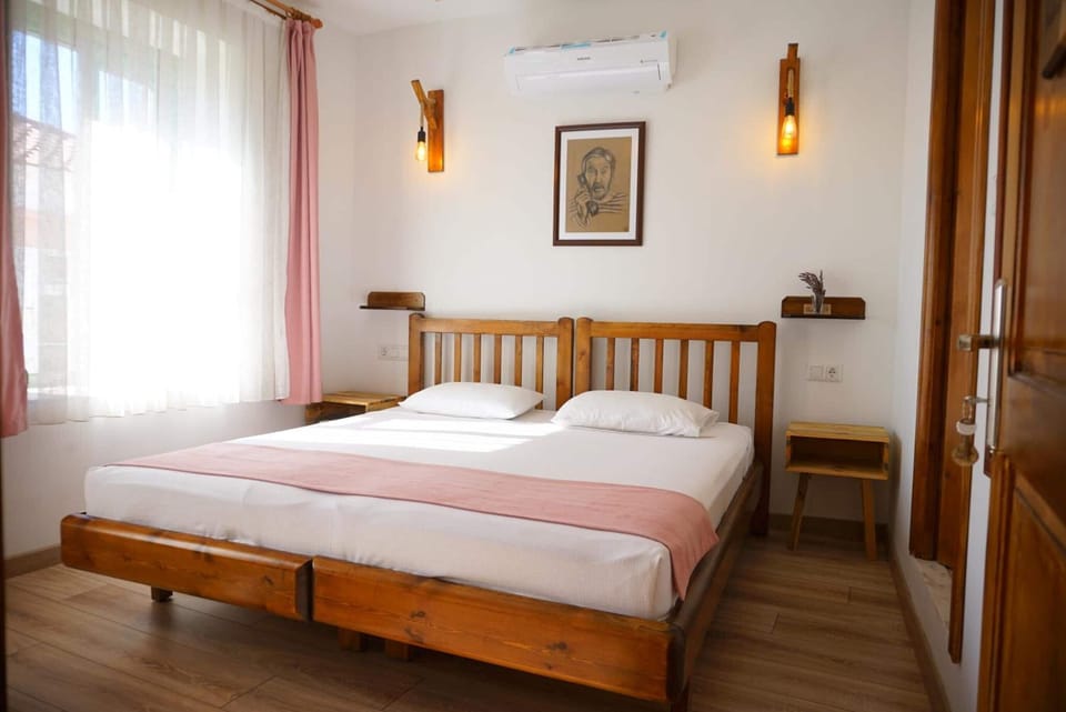 Desk, soundproofing, WiFi (free), bed sheets