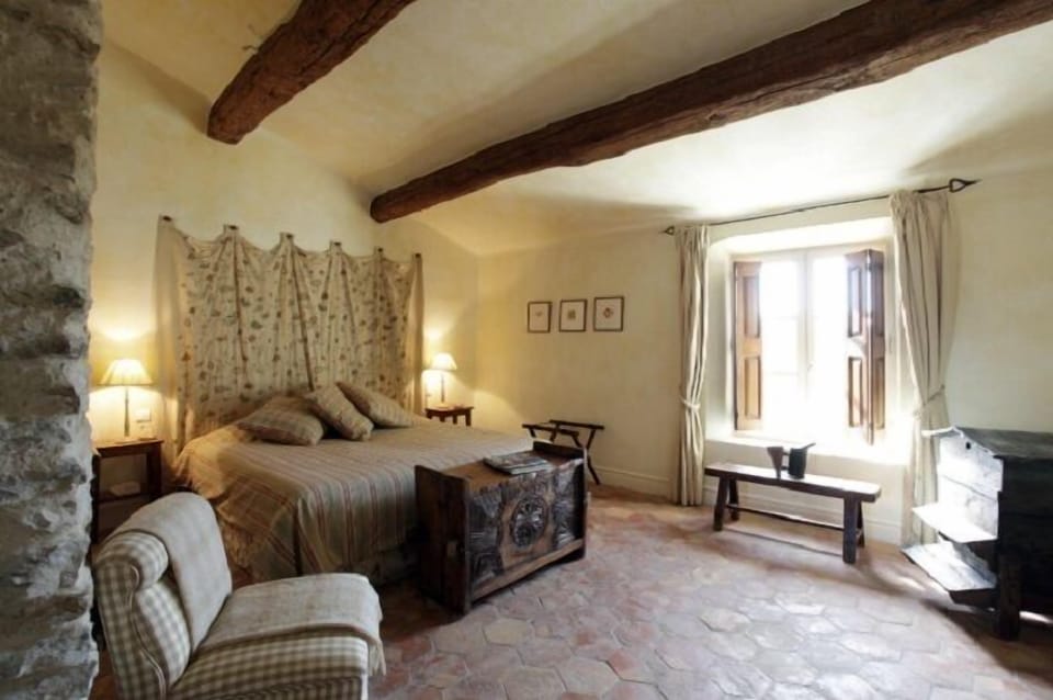Classic Double Room (Abeilles) | Individually decorated, individually furnished, desk, laptop workspace