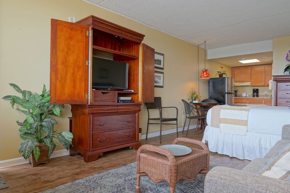 Standard Studio, 1 Queen Bed with Sofa bed, Kitchenette | Individually decorated, individually furnished, free WiFi, bed sheets