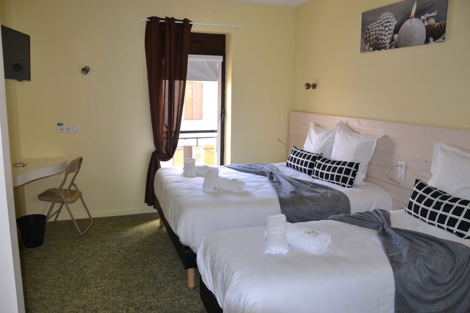 Family Suite | Premium bedding, desk, soundproofing, free WiFi