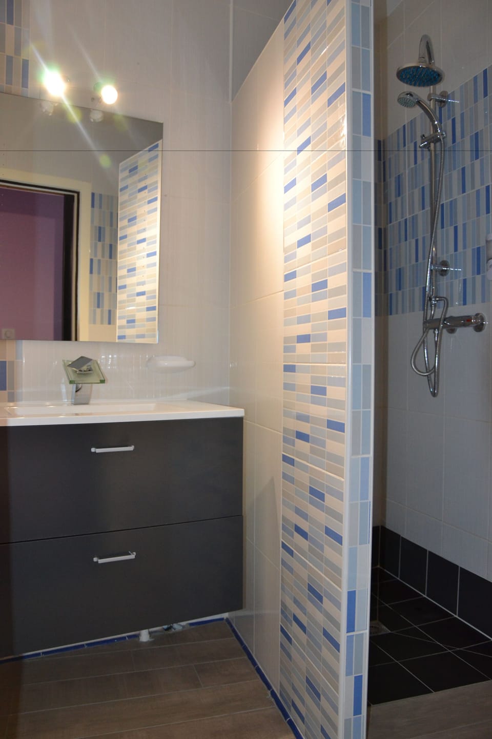 Comfort Double Room | Bathroom | Shower, free toiletries, hair dryer, towels