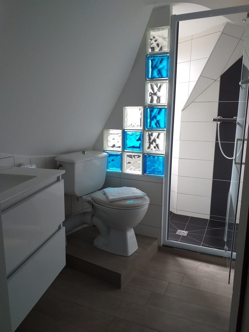 Shower, free toiletries, hair dryer, towels